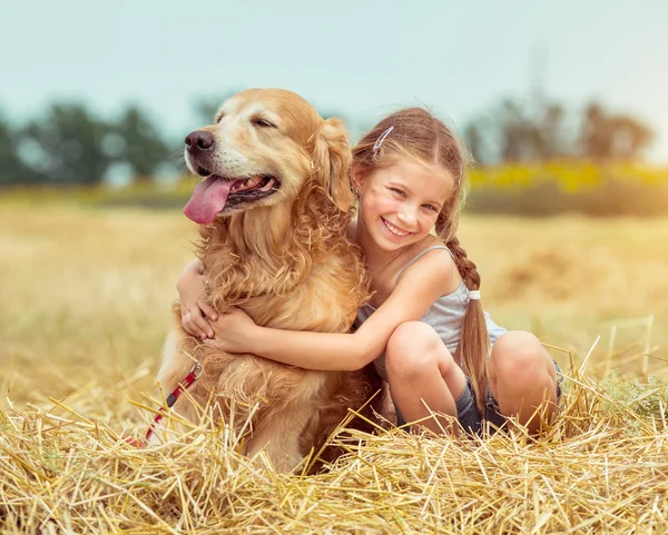 Petite fille avec son chien — Photo