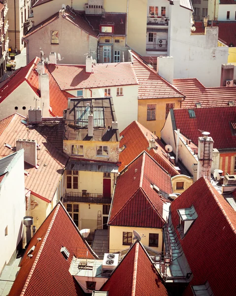 Casas com telhados vermelhos tradicionais em Praga — Fotografia de Stock