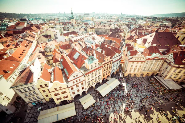 Domy z tradycyjnymi czerwonymi dachami w Pradze — Zdjęcie stockowe