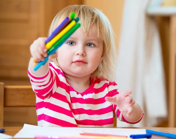 Девушка рисует ручки с войлочными кончиками — стоковое фото