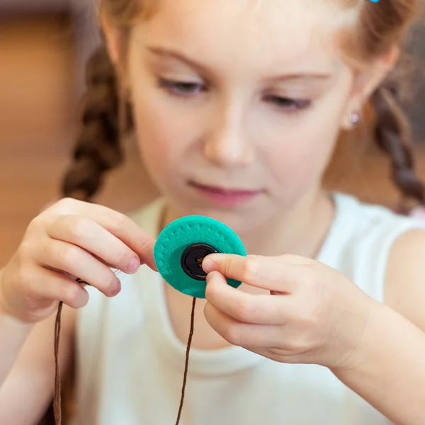 Menina para costurar botões — Fotografia de Stock