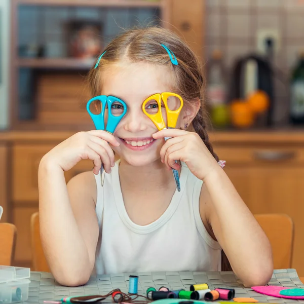 Liten flicka ägnar sig åt handarbete — Stockfoto