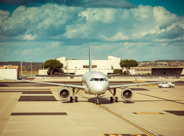 O avião no aeroporto — Fotografia de Stock