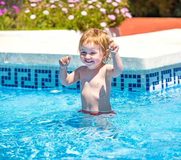 Bebé niña nada en la piscina —  Fotos de Stock