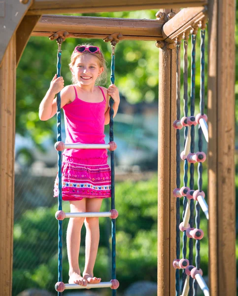 Kleines Mädchen auf Spielplatz — Stockfoto