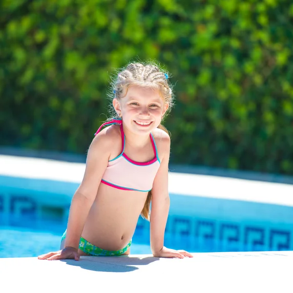 Klein meisje zwemt in het zwembad — Stockfoto