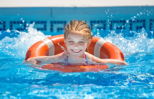 Liten flicka simmar i poolen — Stockfoto