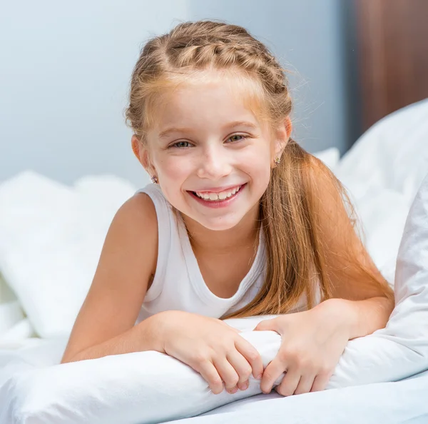 Smiling little girl wakes up — Stock Photo, Image