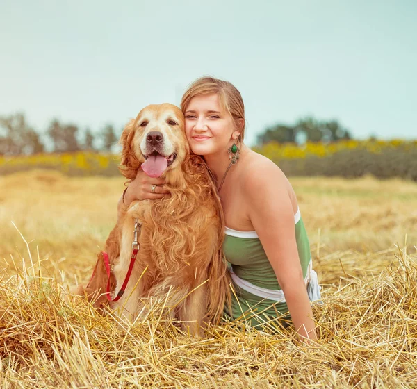 Jovem mulher com seu cão — Fotografia de Stock