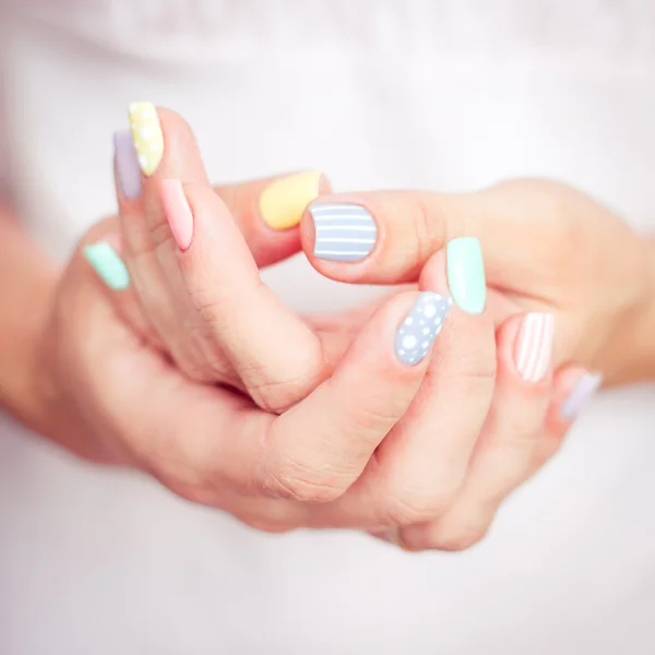 Schöne Frauenhand — Stockfoto