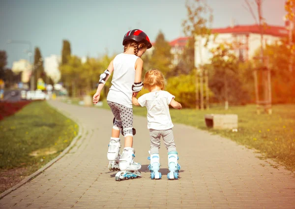 Irmãzinhas em patins — Fotografia de Stock