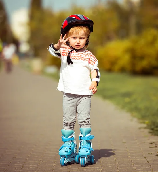 Menina em patins — Fotografia de Stock