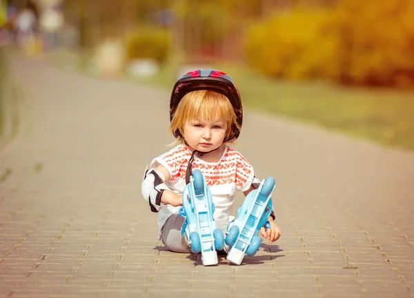 Meisje rolschaatsen — Stockfoto