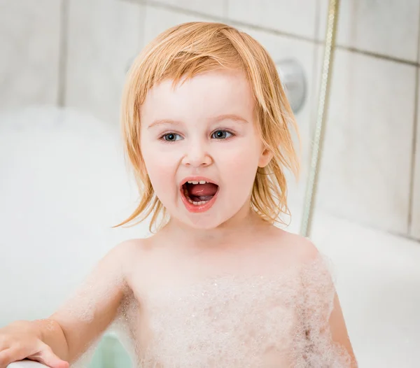 Baby badet — Stockfoto