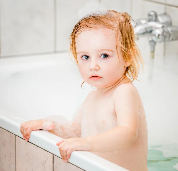 Baby badet — Stockfoto