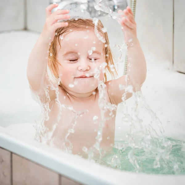 Baby badet — Stockfoto