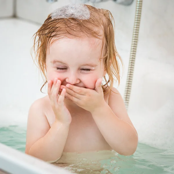 Baby badet — Stockfoto