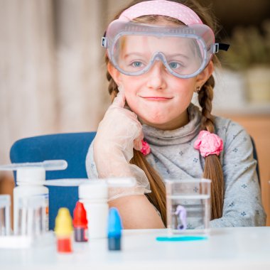 Şişeler kimya kızla