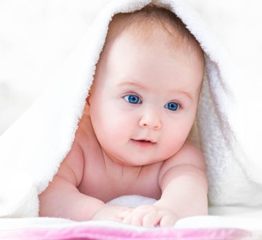 Battaniyenin altındaki bebek