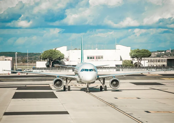 O avião no aeroporto — Fotografia de Stock