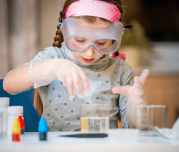 Menina com frascos para química — Fotografia de Stock