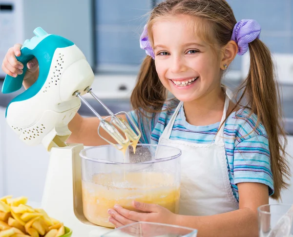 La niña está preparando un pastel. — Foto de Stock