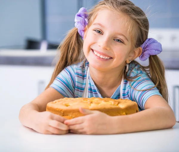 Meisje bereidt een taart — Stockfoto