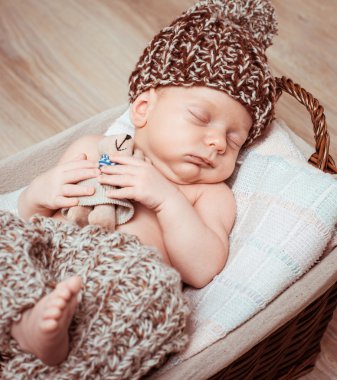 Sepet içinde yeni doğan çocuk uyuyor