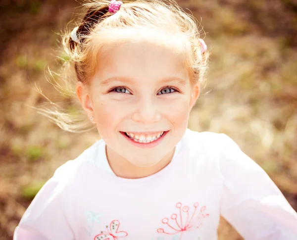 Beautiful little girl — Stock Photo, Image