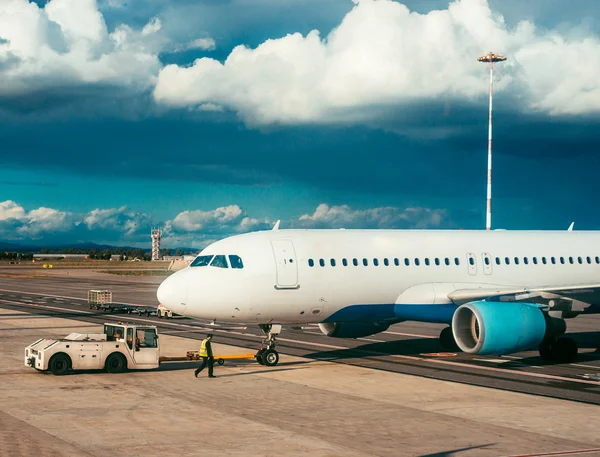Vliegtuig en de luchthaven — Stockfoto