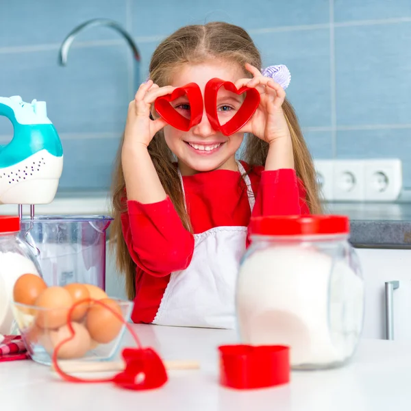 Niña preparando galletas — Foto de Stock