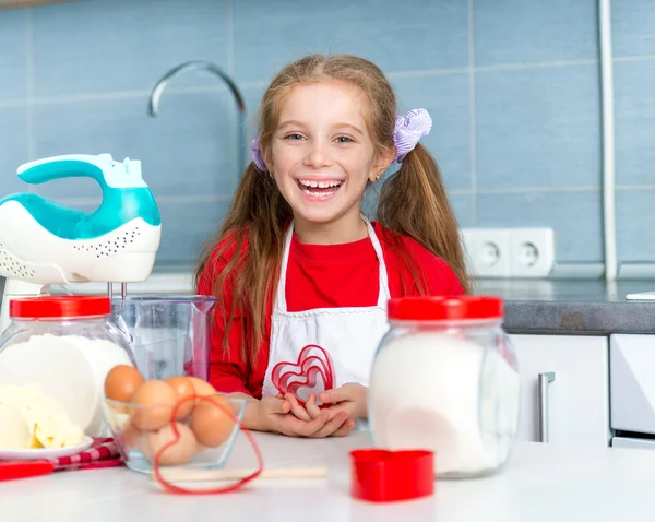 Niña sosteniendo la forma de corazones — Foto de Stock