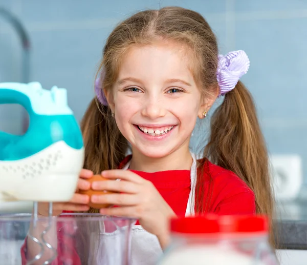 Little girl preparing biscuits — Stock Photo, Image