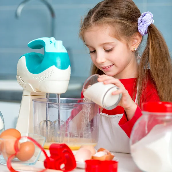 Kleines Mädchen bereitet Kekse zu — Stockfoto