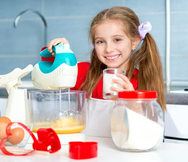 Klein meisje voorbereiding van cookies — Stockfoto