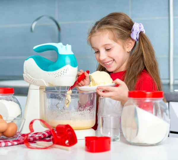 Little girl preparing cookies — Stock Photo, Image