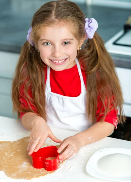 Lilla flickan förbereder kex — Stockfoto