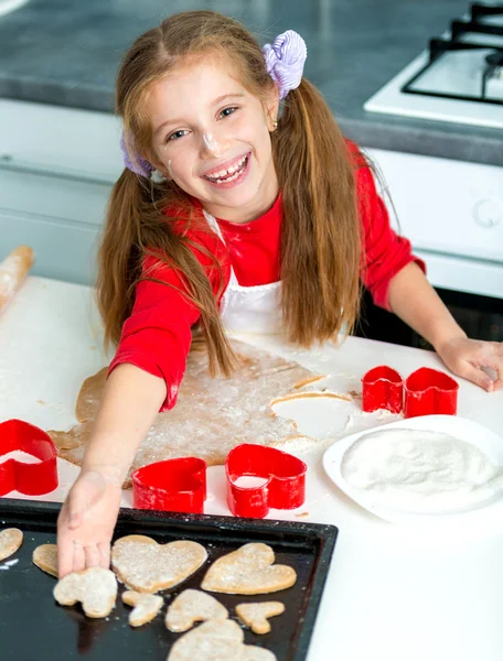 Niña preparando galletas — Foto de Stock