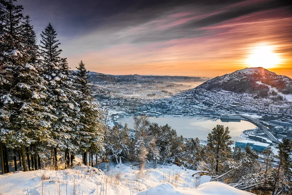 Sonnenuntergang auf dem Berggipfel — Stockfoto