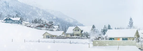 Maison dans les montagnes en hiver — Photo