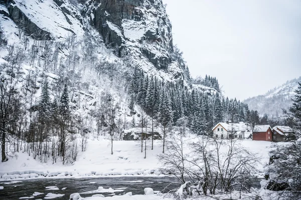 Casa en las montañas en invierno — Foto de Stock