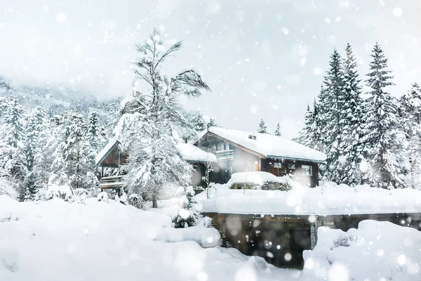 Kışın dağlarda House — Stok fotoğraf