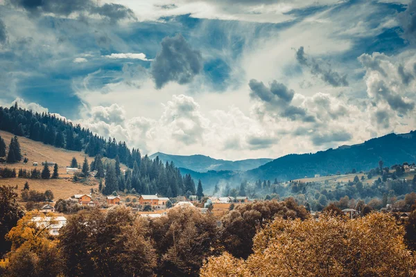 Paesaggio in montagna Karpaty — Foto Stock