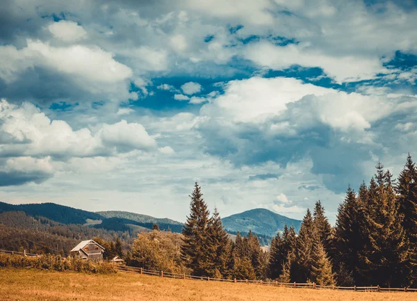 Paisagem em montanhas karpaty — Fotografia de Stock