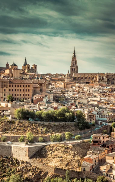 Toledo über dem Sonnenuntergang in Spanien — Stockfoto