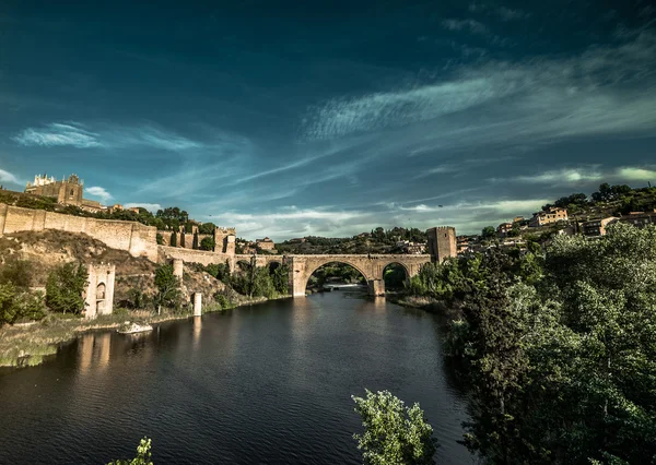 Toledo über dem Sonnenuntergang in Spanien — Stockfoto