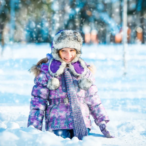 Menina brincando com neve — Fotografia de Stock