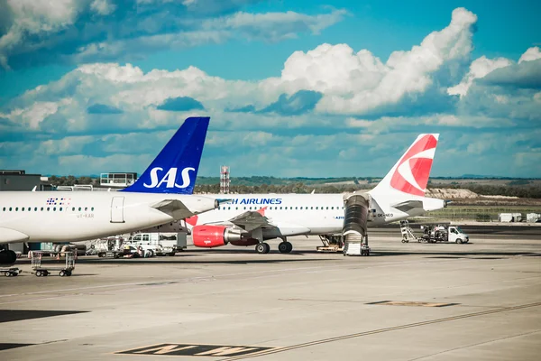 The plane at the airport — Stock Photo, Image