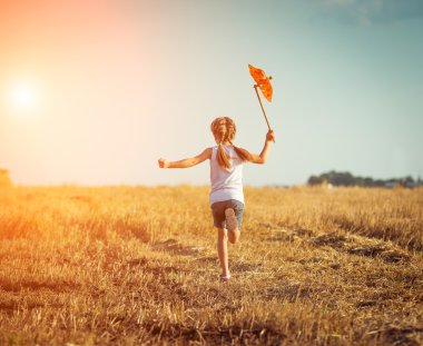 bir yel değirmeni ile küçük kız