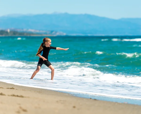 Little girl on the seashore — Stock Photo, Image
